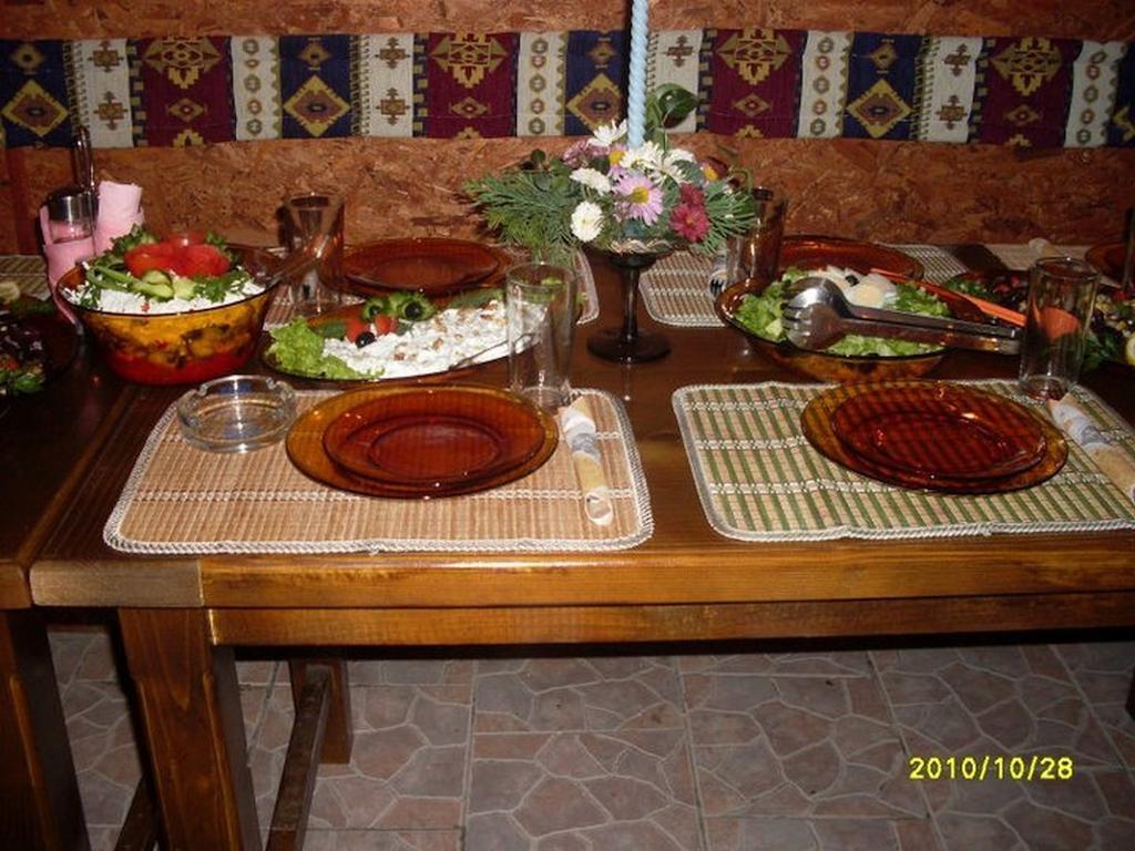 Veselata Guest House Dolna Banya Bagian luar foto