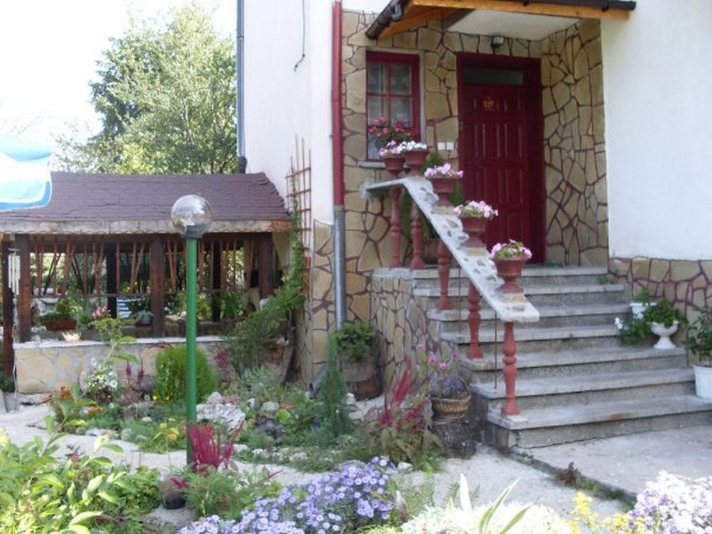 Veselata Guest House Dolna Banya Bagian luar foto