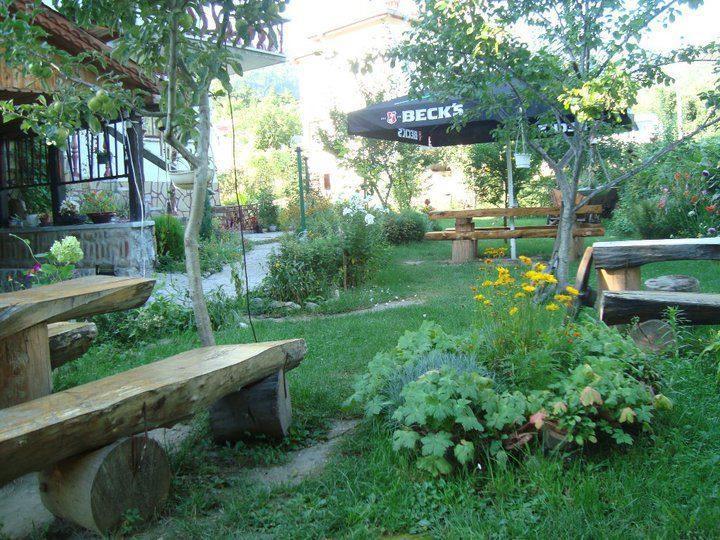 Veselata Guest House Dolna Banya Bagian luar foto